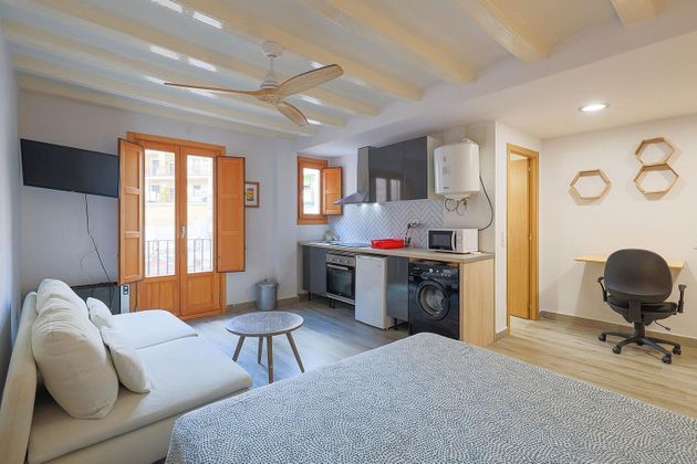 Foto 1 de Alquiler de piso en El Raval de 1 habitación con muebles y balcón