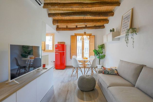 Foto 1 de Alquiler de ático en El Raval de 1 habitación con muebles y aire acondicionado