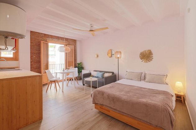 Foto 1 de Alquiler de piso en El Raval de 1 habitación con muebles y balcón