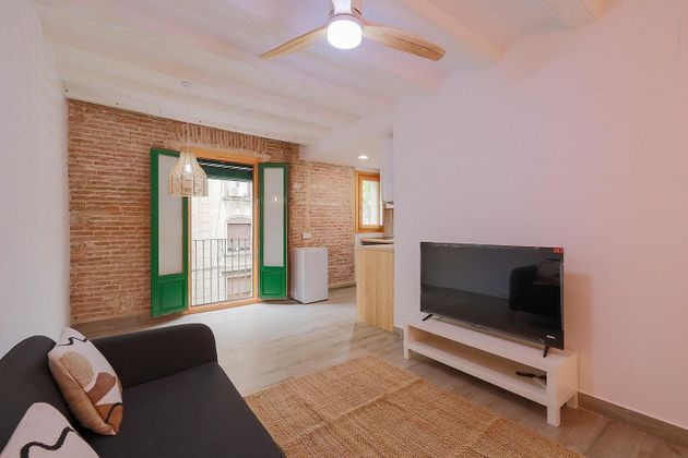 Foto 2 de Alquiler de piso en El Raval de 1 habitación con muebles y balcón
