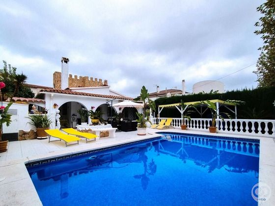 Foto 1 de Casa en venda a Empuriabrava de 4 habitacions amb terrassa i piscina