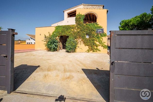 Foto 2 de Venta de casa en Pedret i Marzà de 4 habitaciones con terraza y jardín