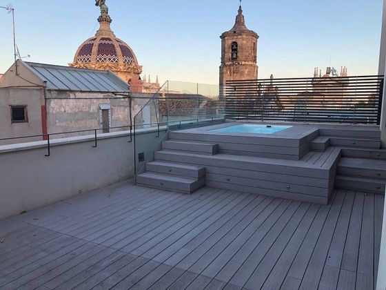 Foto 1 de Ático en alquiler en El Gòtic de 2 habitaciones con terraza y piscina