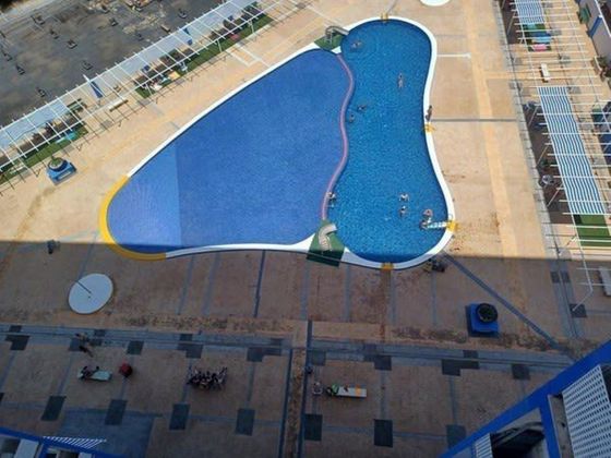 Foto 2 de Venta de piso en Zona Playa de la Concha de 2 habitaciones con piscina y ascensor
