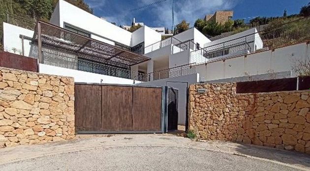 Foto 2 de Casa en venta en calle Castell de Guadalest de 4 habitaciones con terraza y piscina