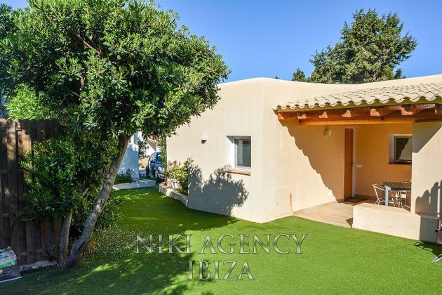 Foto 1 de Casa adosada en venta en Cala Vedella - Cala Tarida - Cala Conta de 2 habitaciones con terraza y piscina