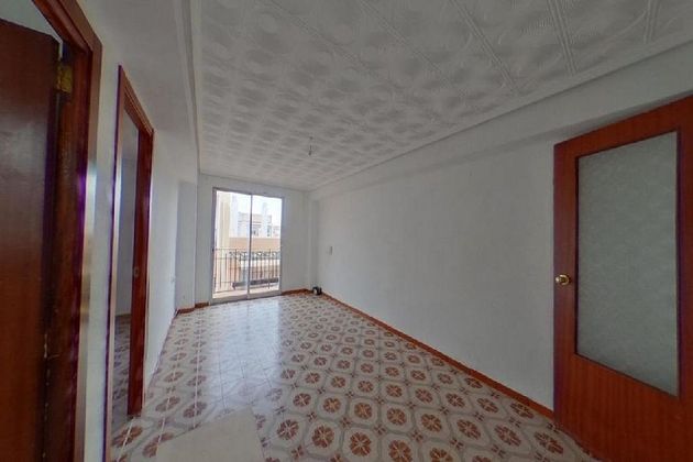 Foto 2 de Venta de piso en Benicalap de 3 habitaciones y 70 m²