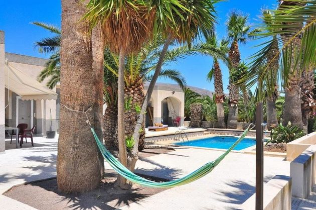 Foto 1 de Chalet en venta en El Parador de las Hortichuelas de 4 habitaciones con terraza y piscina
