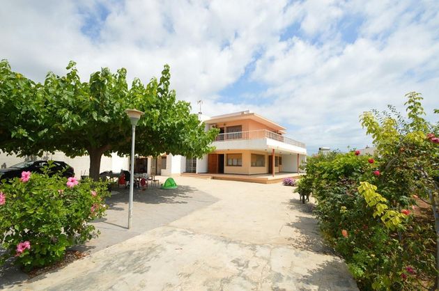 Foto 1 de Venta de chalet en Les Salines de 5 habitaciones con terraza y piscina
