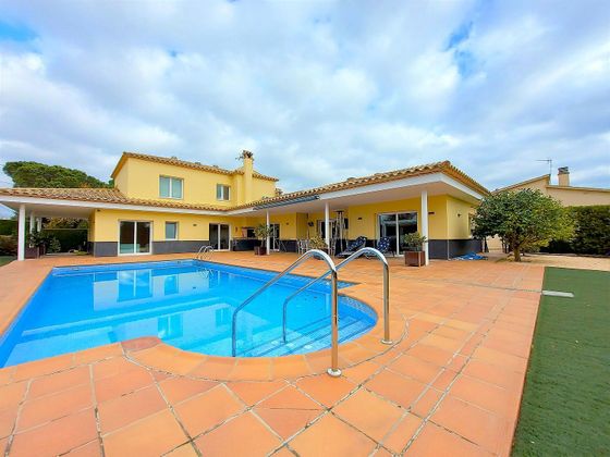 Foto 2 de Xalet en venda a Llagostera de 6 habitacions amb terrassa i piscina
