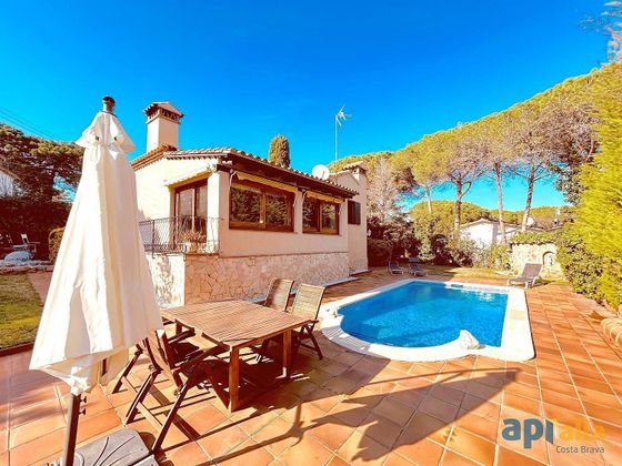 Foto 2 de Chalet en venta en Golf Costa Brava - Bufaganyes de 3 habitaciones con terraza y piscina