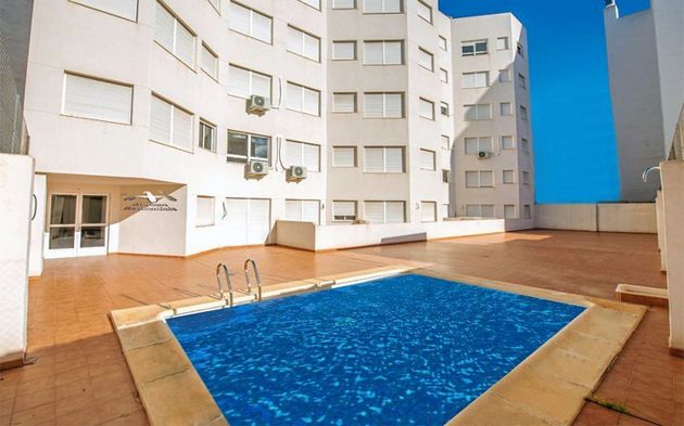 Foto 1 de Venta de piso en Centro - Torrevieja de 1 habitación con terraza y piscina