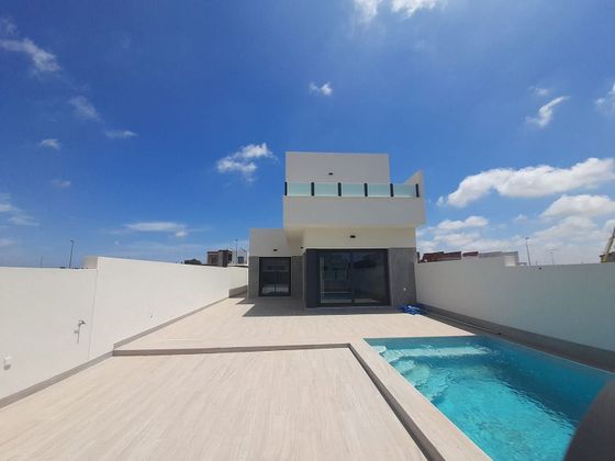 Foto 1 de Xalet en venda a Daya Nueva de 2 habitacions amb piscina