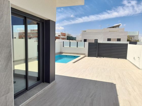 Foto 2 de Xalet en venda a Daya Nueva de 2 habitacions amb piscina