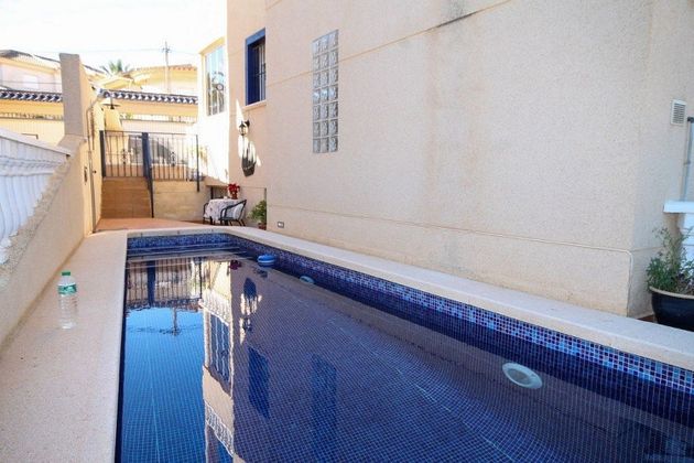 Foto 2 de Casa adossada en venda a San Miguel de Salinas de 4 habitacions amb terrassa i piscina