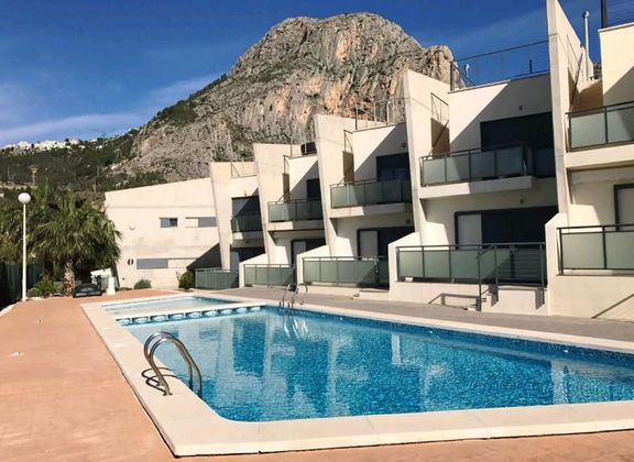 Foto 1 de Casa adosada en venta en calle Cala Toix de 3 habitaciones con terraza y piscina