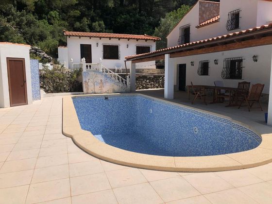 Foto 2 de Casa en venta en Biar de 5 habitaciones con terraza y piscina