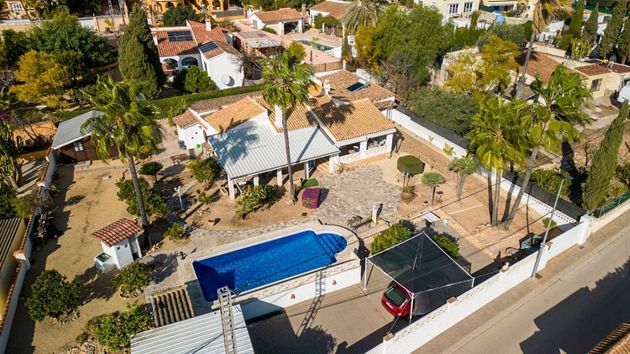 Foto 1 de Venta de casa en Alfaz del Pi Pueblo-Urbanizaciones de 5 habitaciones con terraza y piscina