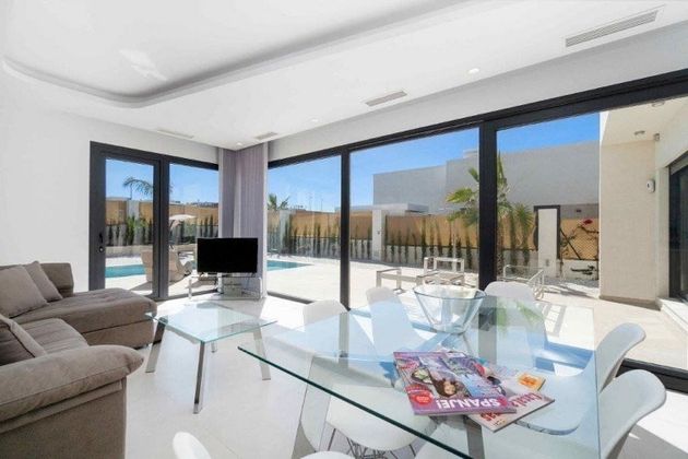 Foto 2 de Chalet en venta en Benijófar de 3 habitaciones con terraza y piscina