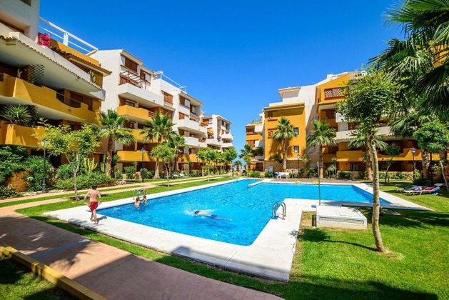 Foto 2 de Venta de piso en Orihuela Costa de 2 habitaciones con terraza y piscina
