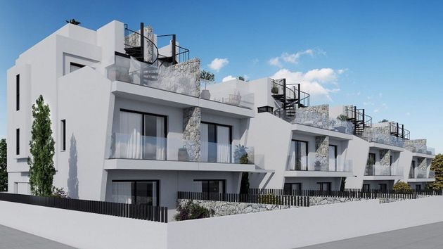 Foto 2 de Venta de casa en Urbanizaciones de 4 habitaciones con terraza y piscina