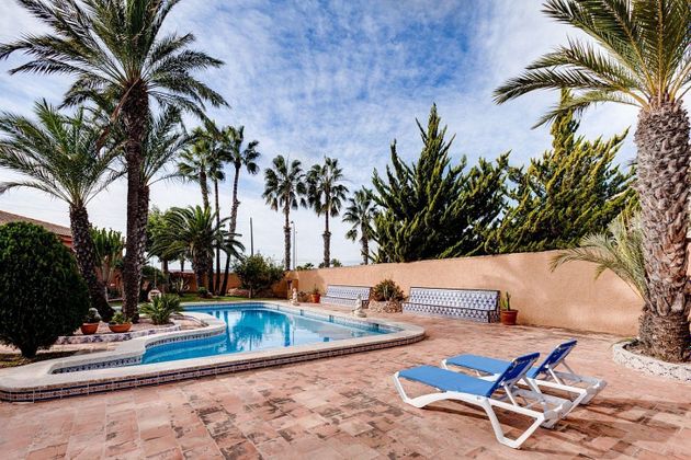 Foto 2 de Xalet en venda a La Siesta - El Salado - Torreta de 5 habitacions amb terrassa i piscina