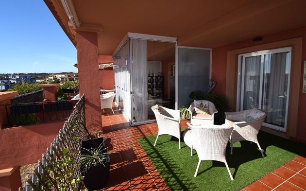 Foto 2 de Alquiler de piso en San Enrique-Guadiaro-Pueblo Nuevo de 3 habitaciones con terraza y piscina