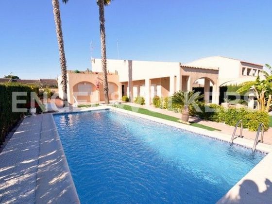 Foto 1 de Xalet en venda a Los Balcones - Los Altos del Edén de 5 habitacions amb terrassa i piscina