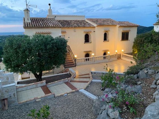 Foto 1 de Venta de chalet en calle De la Vall D'albaida de 4 habitaciones con terraza y piscina