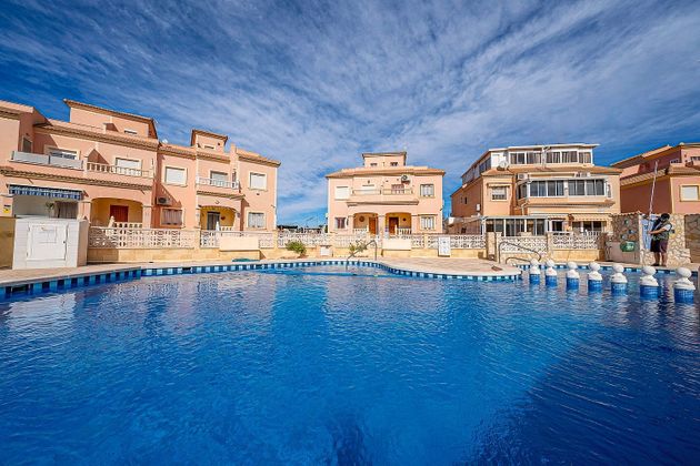 Foto 1 de Casa adossada en venda a calle Jalón de 3 habitacions amb terrassa i piscina