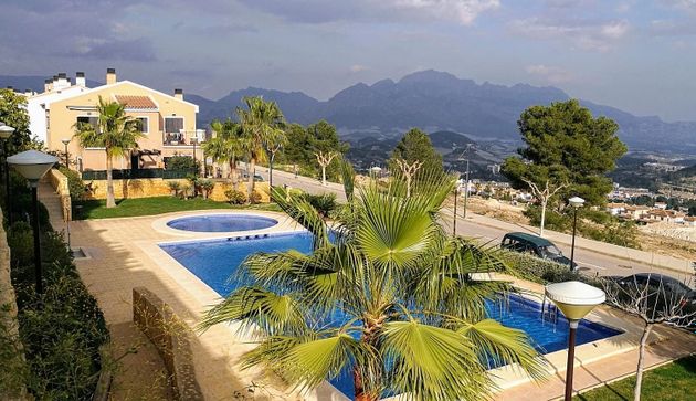 Foto 1 de Casa en venda a Polop de 2 habitacions amb terrassa i piscina