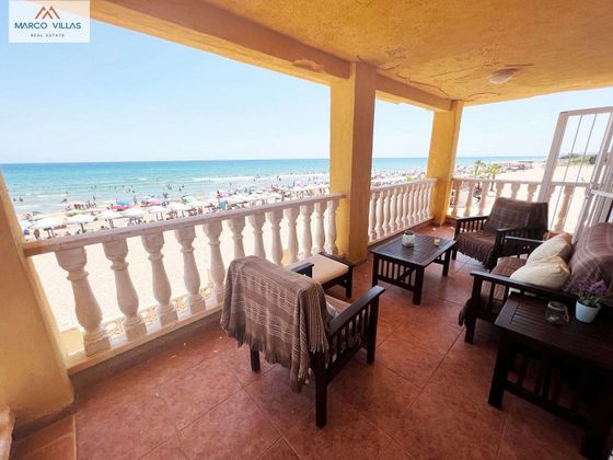 Foto 1 de Venta de chalet en Guardamar Playa de 7 habitaciones con terraza y garaje