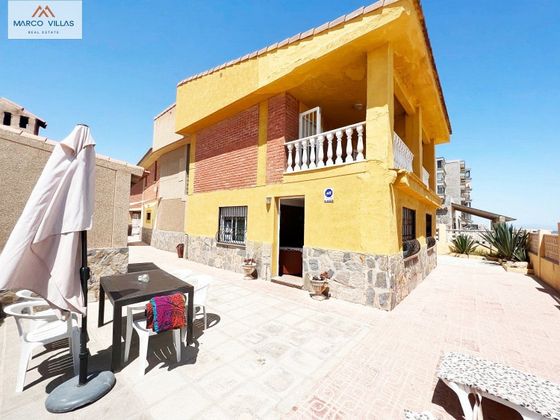 Foto 2 de Venta de chalet en Guardamar Playa de 7 habitaciones con terraza y garaje