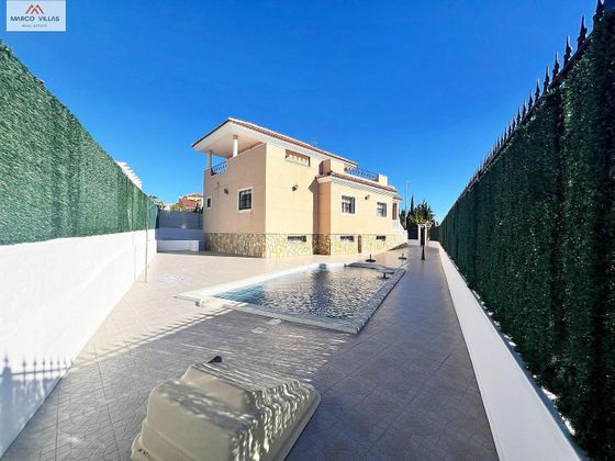 Foto 1 de Xalet en venda a San Fulgencio de 5 habitacions amb terrassa i piscina