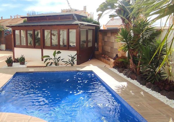 Foto 2 de Venta de casa en calle Panticosa de 3 habitaciones con terraza y piscina
