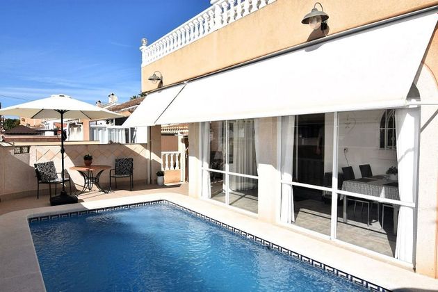 Foto 1 de Venta de chalet en calle Clementina de 3 habitaciones con terraza y piscina