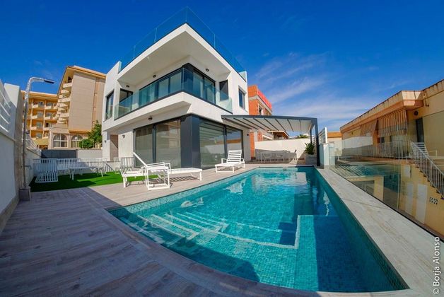 Foto 1 de Venta de chalet en Guardamar Playa de 5 habitaciones con terraza y piscina