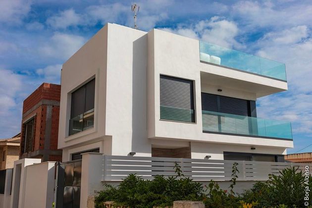 Foto 2 de Xalet en venda a Guardamar Playa de 5 habitacions amb terrassa i piscina