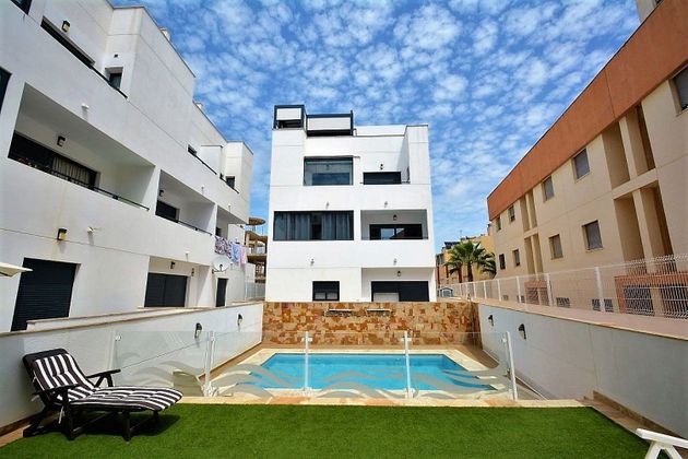 Foto 1 de Venta de dúplex en Urbanizaciones de 2 habitaciones con terraza y piscina