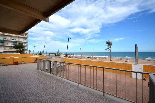 Foto 1 de Casa adossada en venda a Guardamar Playa de 5 habitacions amb terrassa i piscina