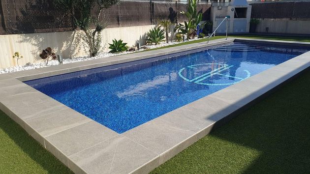 Foto 2 de Xalet en venda a Jacarilla de 5 habitacions amb piscina i garatge