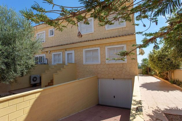 Foto 1 de Venta de casa en calle Monteperdido de 5 habitaciones con terraza y piscina