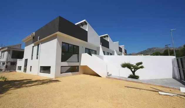 Foto 1 de Casa adossada en lloguer a calle Capellá de 4 habitacions amb terrassa i piscina