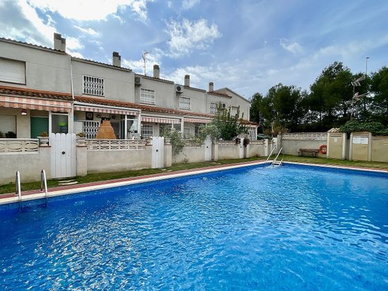 Foto 1 de Casa adossada en venda a calle Alps de 3 habitacions amb terrassa i piscina