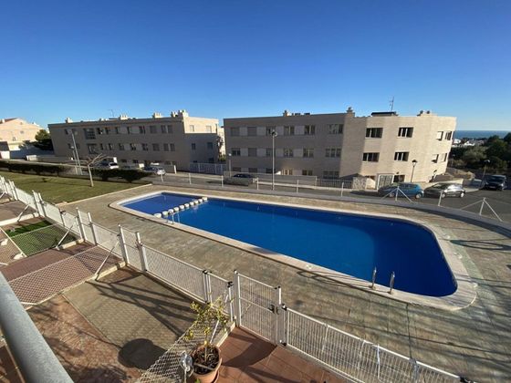 Foto 2 de Venta de piso en Montsià de Mar de 2 habitaciones con terraza y piscina