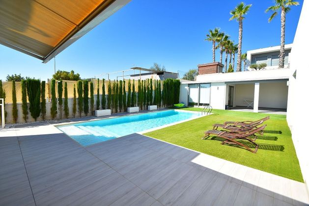 Foto 2 de Casa en venta en Benijófar de 3 habitaciones con terraza y piscina