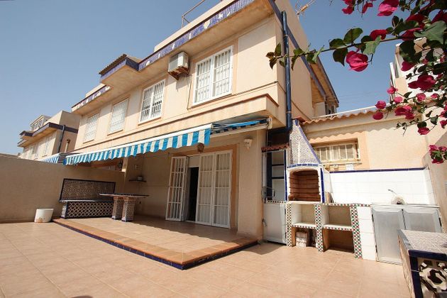 Foto 1 de Casa adossada en venda a Guardamar Playa de 4 habitacions amb terrassa i garatge