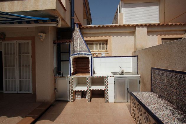 Foto 2 de Casa adossada en venda a Guardamar Playa de 4 habitacions amb terrassa i garatge
