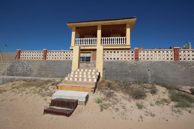 Foto 1 de Xalet en venda a Guardamar Playa de 7 habitacions amb terrassa i piscina