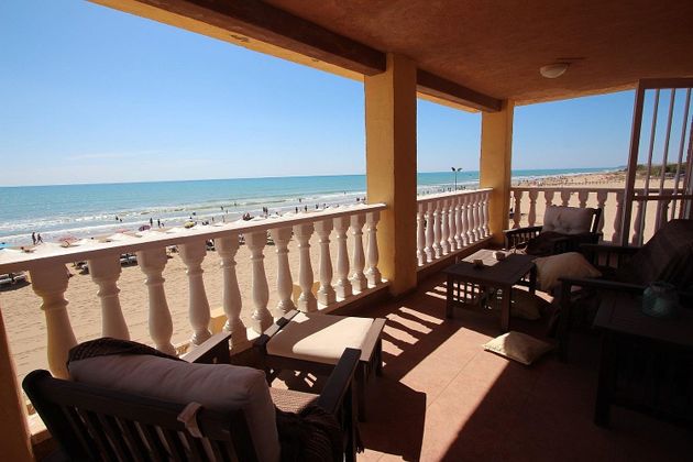 Foto 2 de Xalet en venda a Guardamar Playa de 7 habitacions amb terrassa i piscina